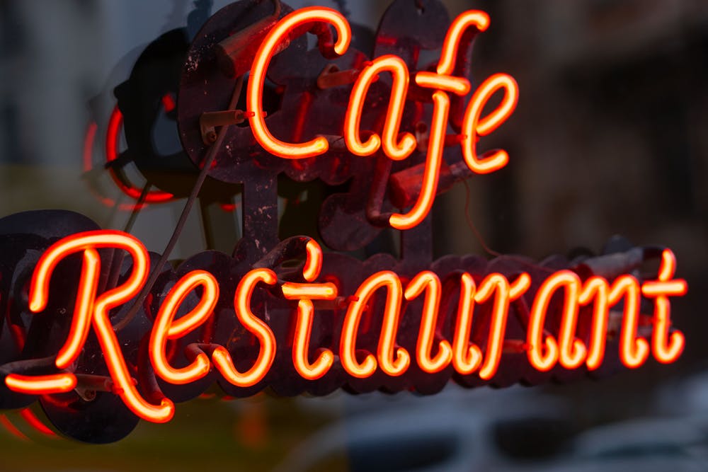 Kasetony reklamowe na fasadzie – jak zaplanować montaż, aby były widoczne i zgodne z przepisami