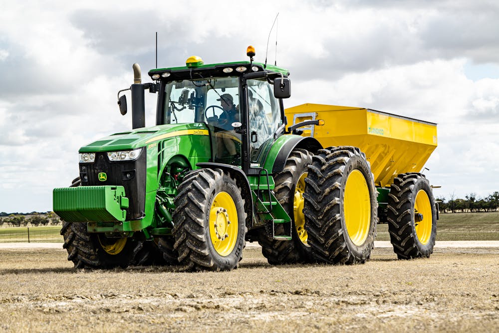 Jak wybrać traktory rolnicze – kluczowe parametry, które decydują o opłacalności inwestycji