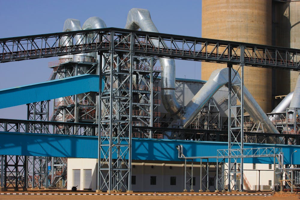 Silniki wibracyjne jedno- i trójfazowe – kluczowe różnice, praktyczne zalety i realne ograniczenia w zastosowaniach przemysłowych