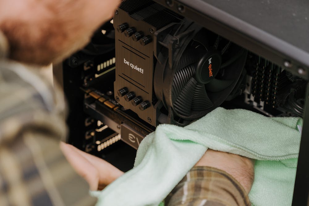 Czy serwis komputerowy naprawia sprzęt po zalaniu i kiedy taka naprawa ma sens